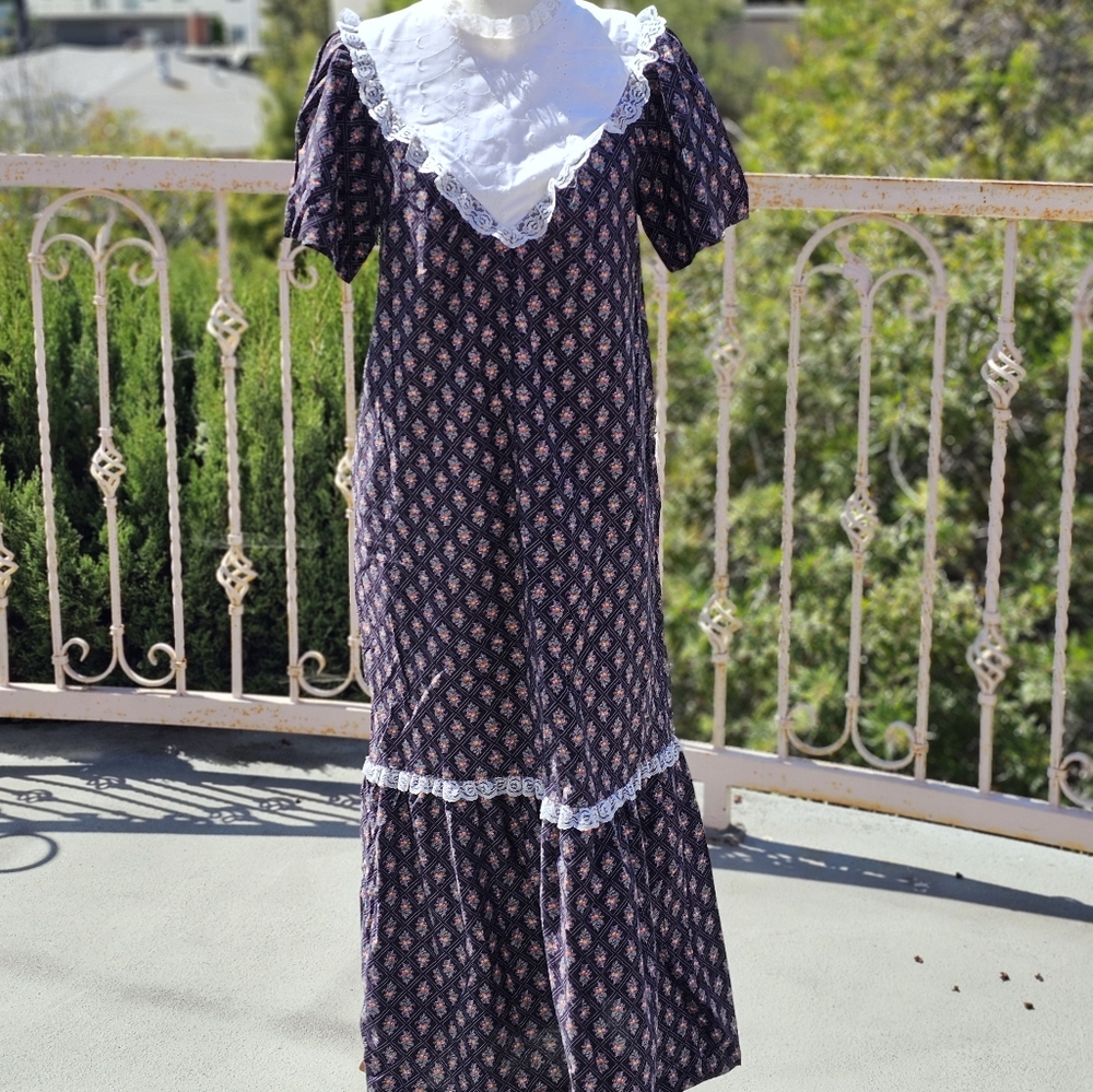 Vintage Pomare Hawaii Muʻumuʻu Dress Navy Geometric Print Eyelet Lace Prairie